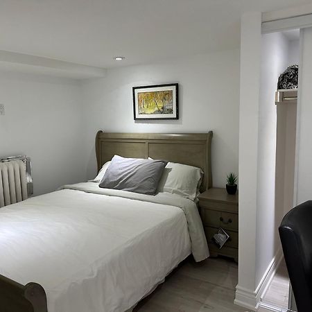 Double Bedroom On Up Or 3 Bedrooms In Basement Near Eglinton Subway Station 多伦多 外观 照片