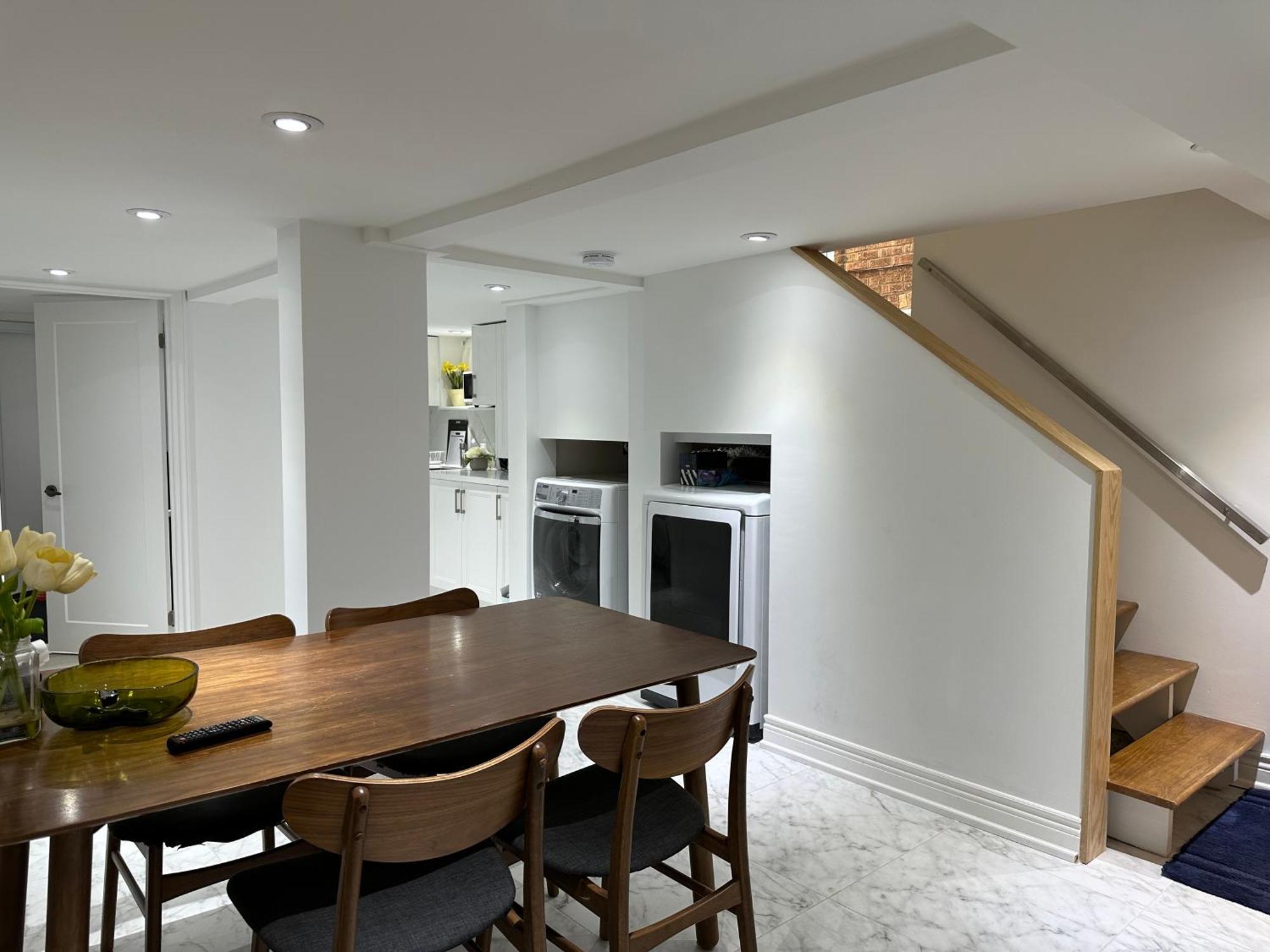 Double Bedroom On Up Or 3 Bedrooms In Basement Near Eglinton Subway Station 多伦多 外观 照片