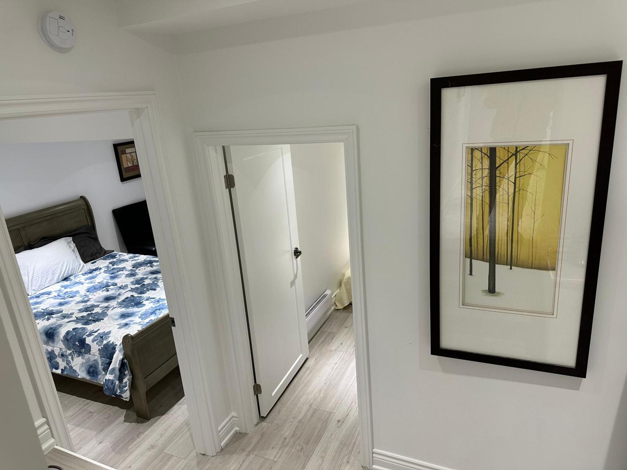 Double Bedroom On Up Or 3 Bedrooms In Basement Near Eglinton Subway Station 多伦多 外观 照片