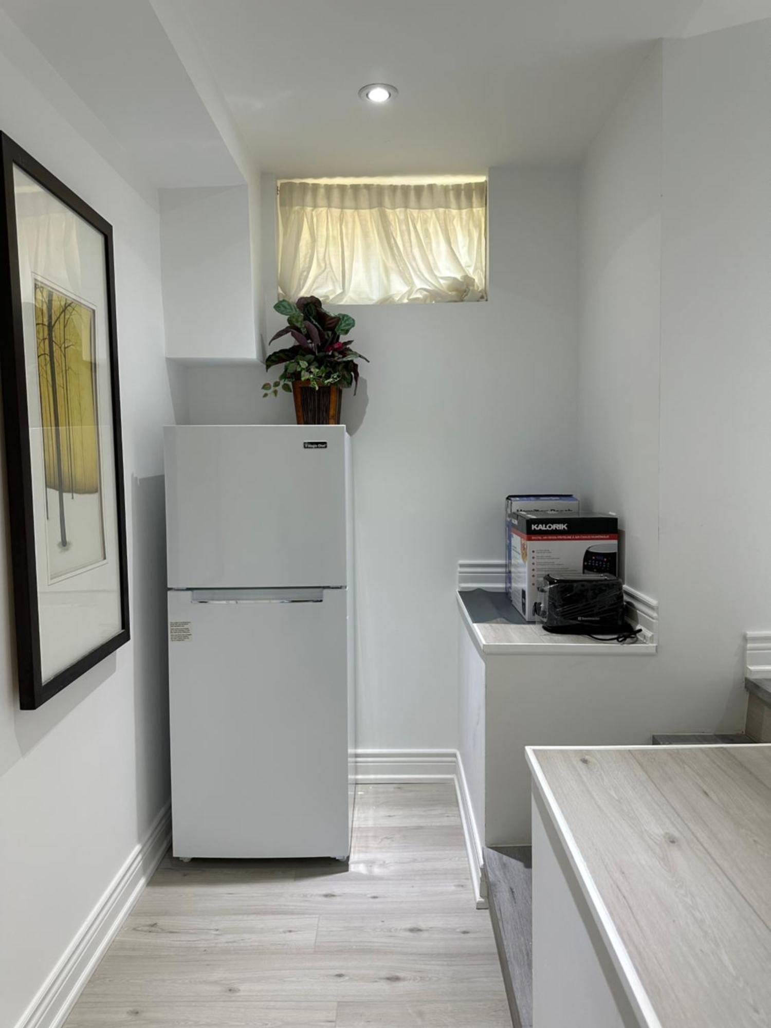 Double Bedroom On Up Or 3 Bedrooms In Basement Near Eglinton Subway Station 多伦多 外观 照片