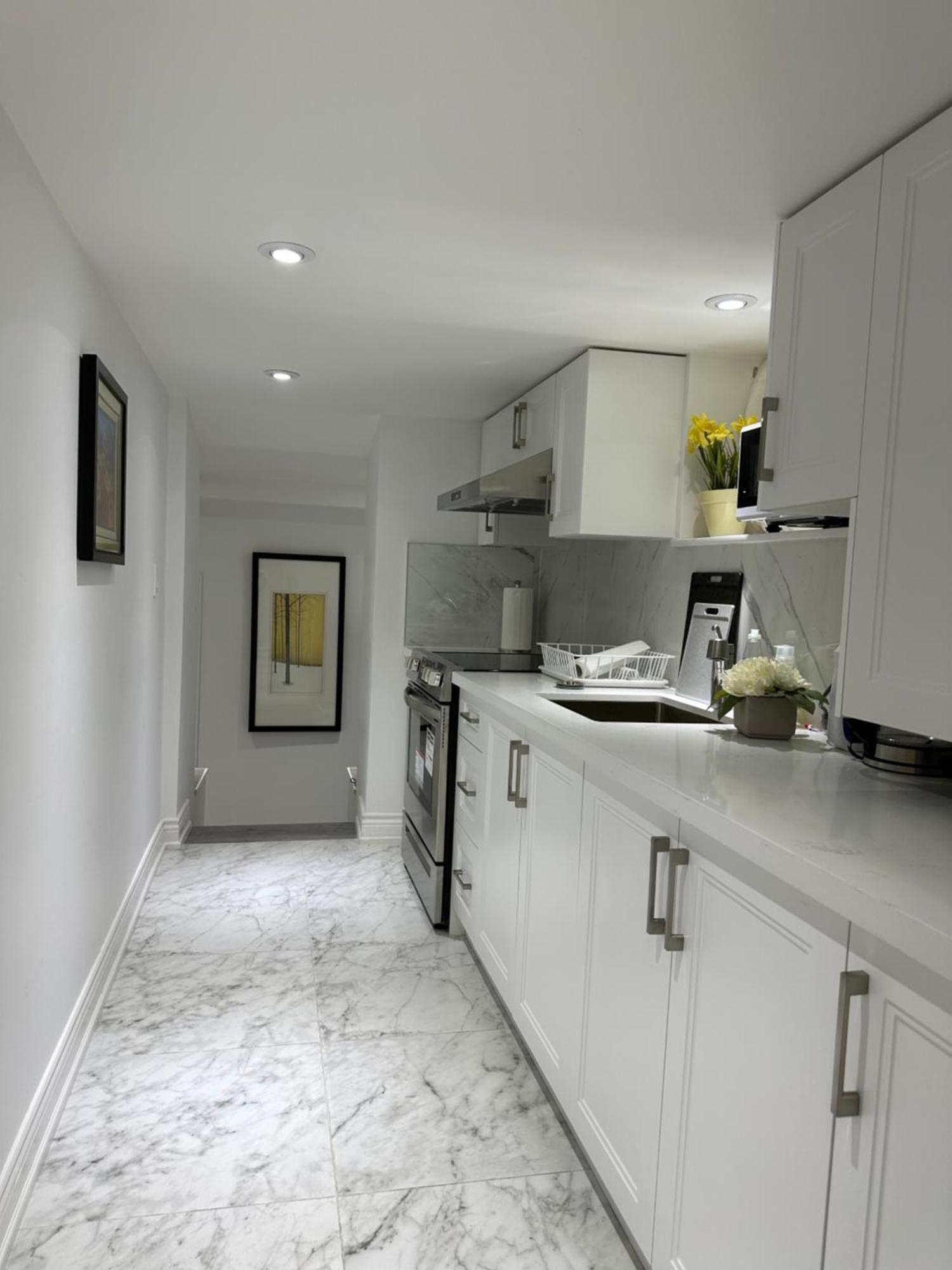 Double Bedroom On Up Or 3 Bedrooms In Basement Near Eglinton Subway Station 多伦多 外观 照片