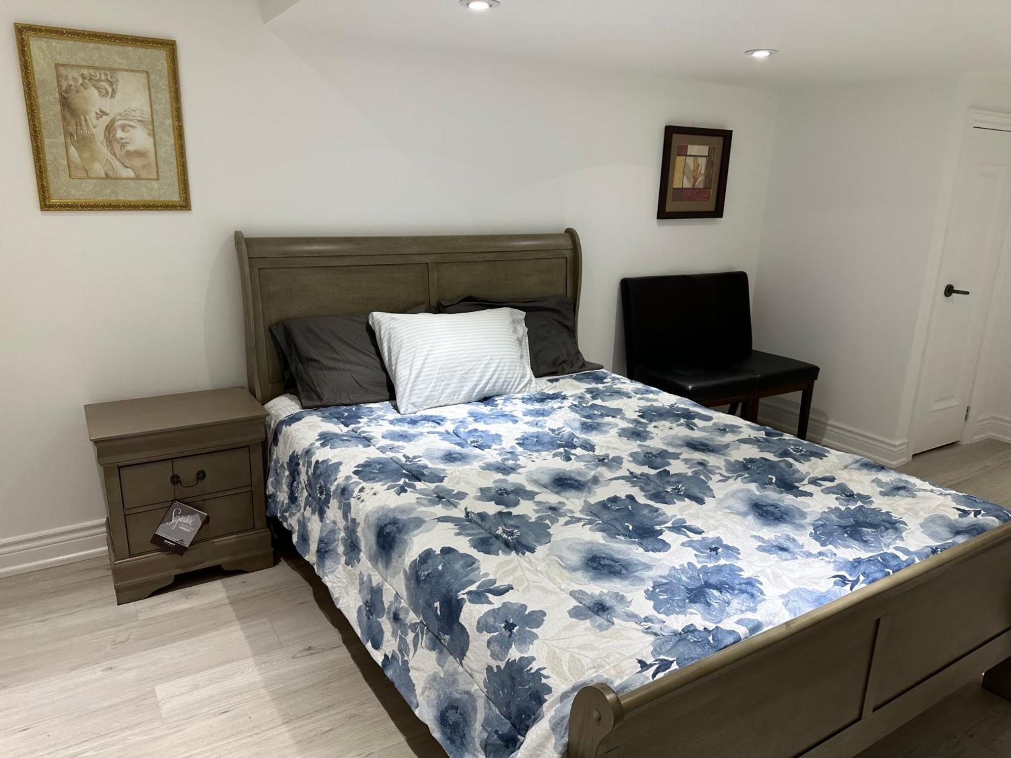 Double Bedroom On Up Or 3 Bedrooms In Basement Near Eglinton Subway Station 多伦多 外观 照片