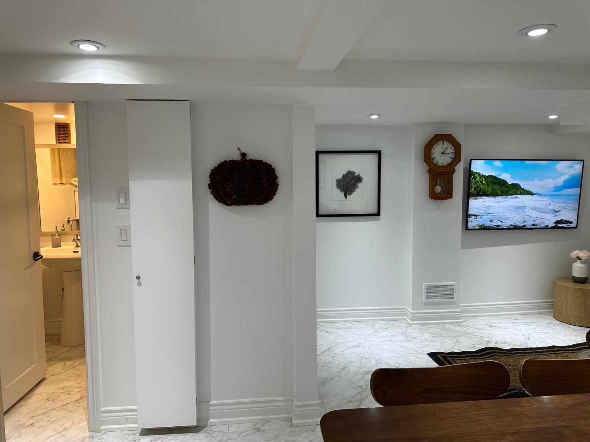 Double Bedroom On Up Or 3 Bedrooms In Basement Near Eglinton Subway Station 多伦多 外观 照片