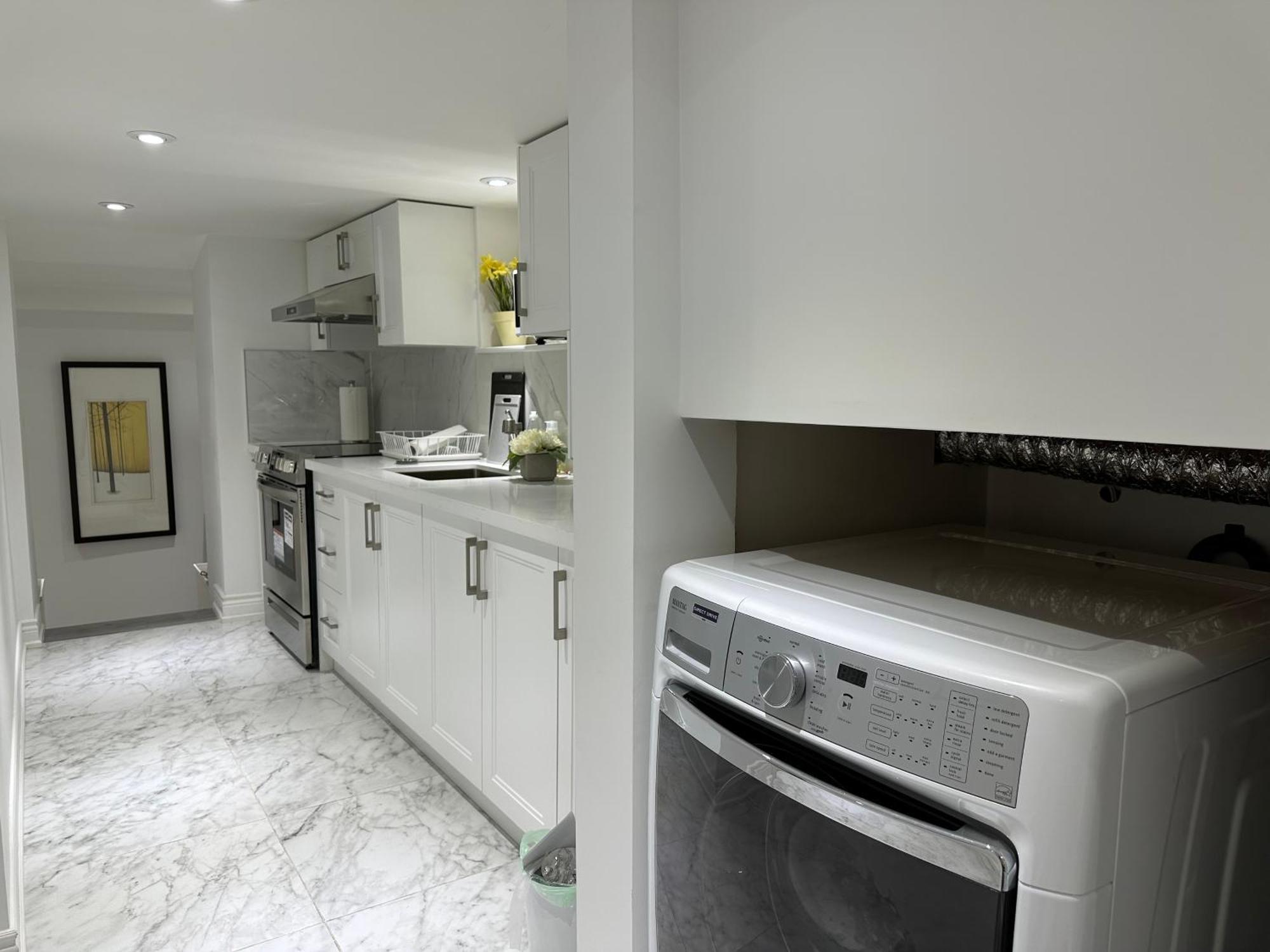 Double Bedroom On Up Or 3 Bedrooms In Basement Near Eglinton Subway Station 多伦多 外观 照片