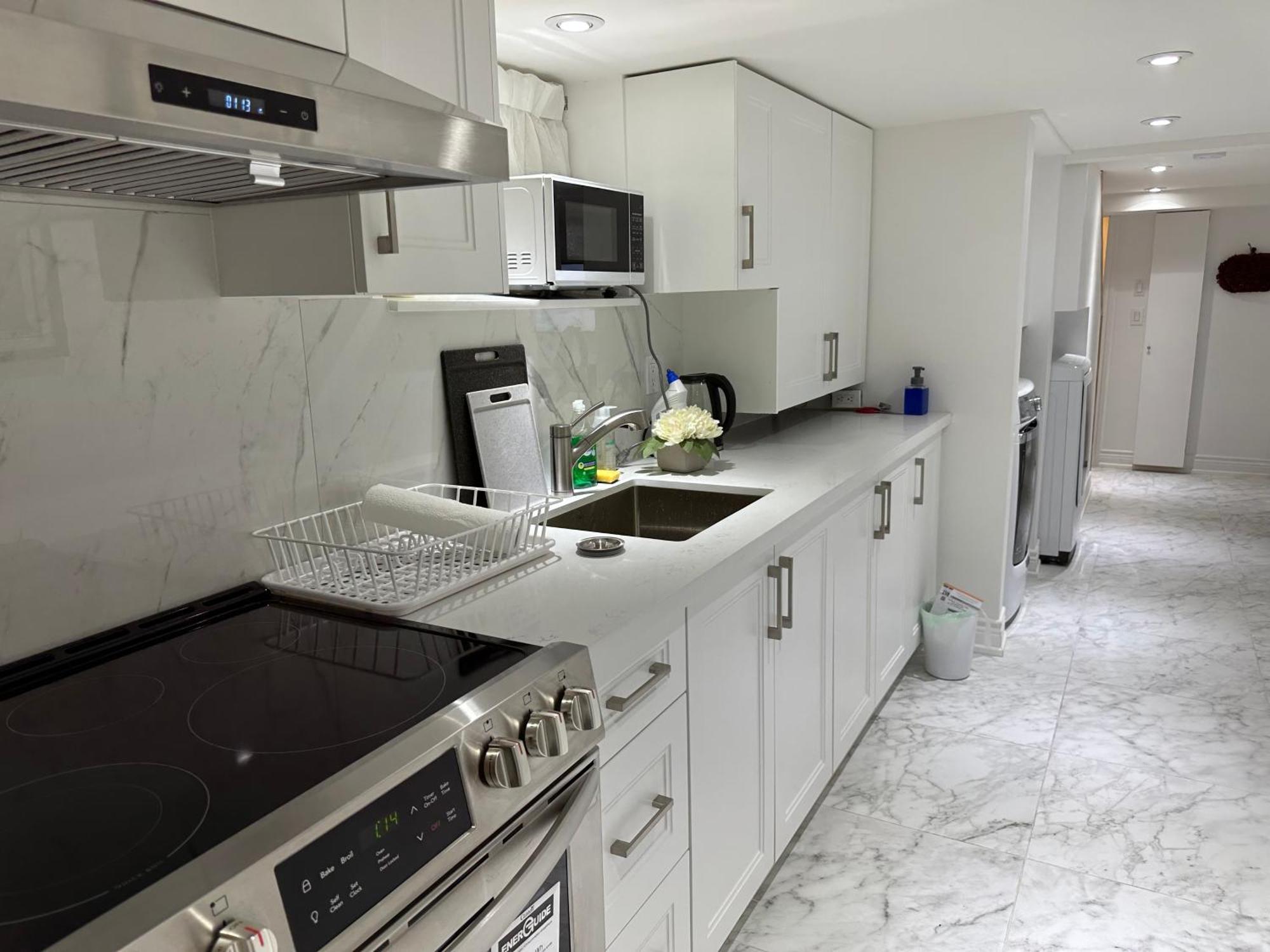 Double Bedroom On Up Or 3 Bedrooms In Basement Near Eglinton Subway Station 多伦多 外观 照片
