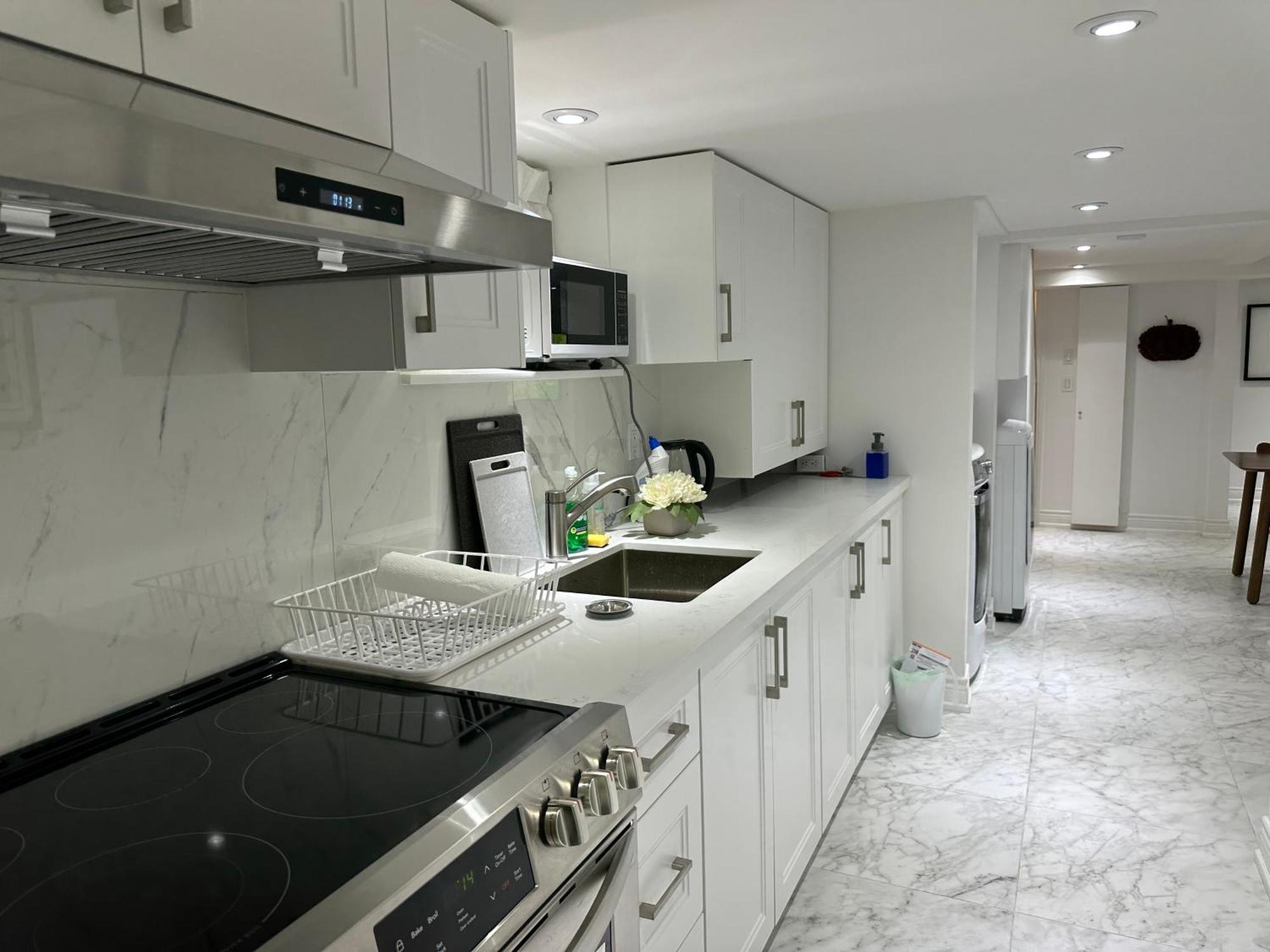 Double Bedroom On Up Or 3 Bedrooms In Basement Near Eglinton Subway Station 多伦多 外观 照片