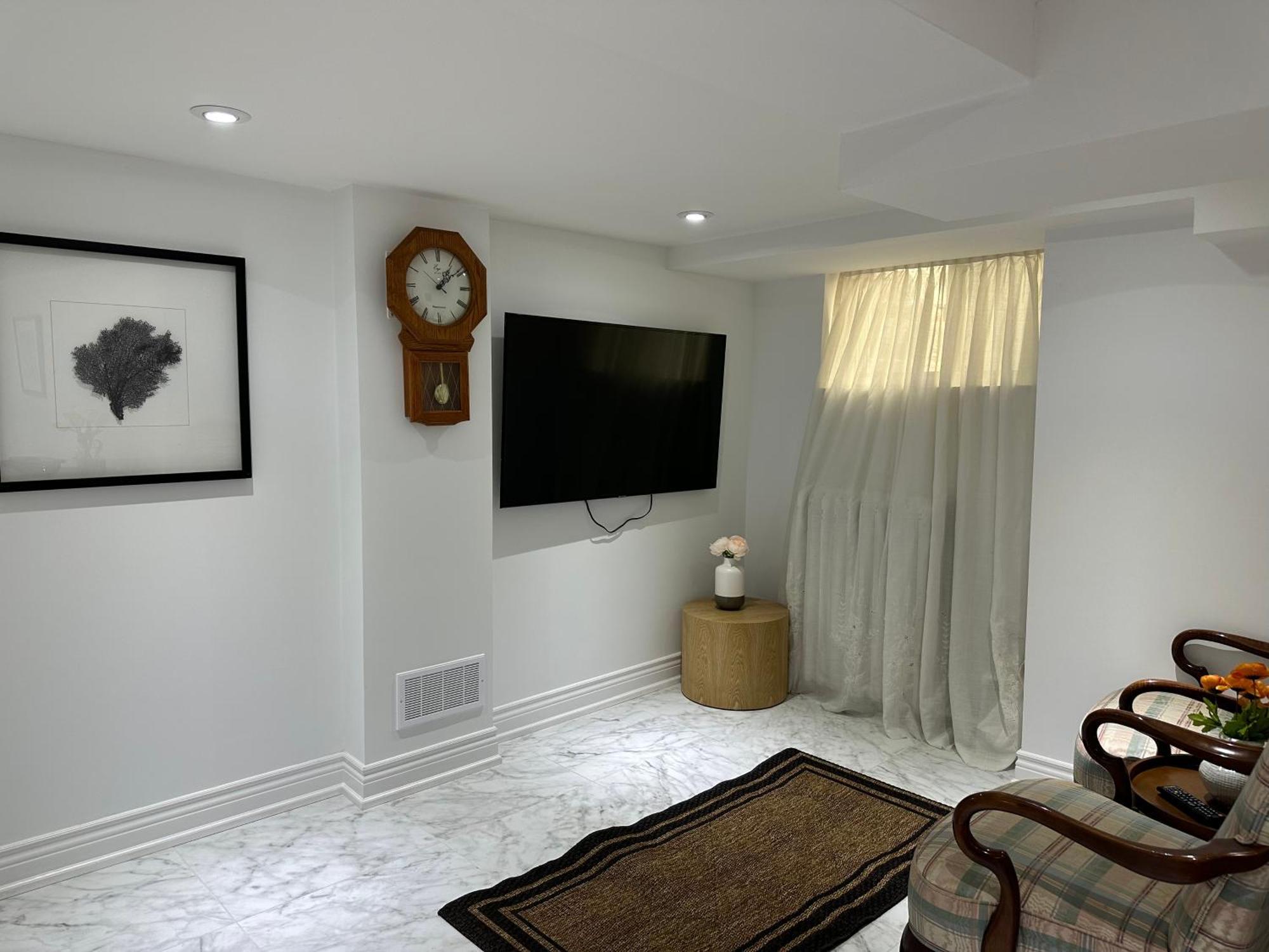 Double Bedroom On Up Or 3 Bedrooms In Basement Near Eglinton Subway Station 多伦多 外观 照片