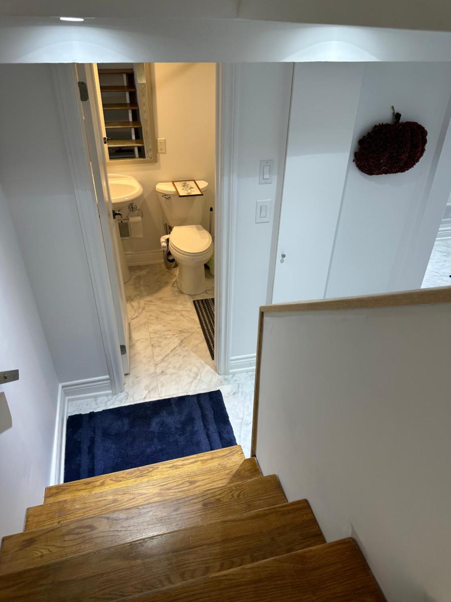 Double Bedroom On Up Or 3 Bedrooms In Basement Near Eglinton Subway Station 多伦多 外观 照片