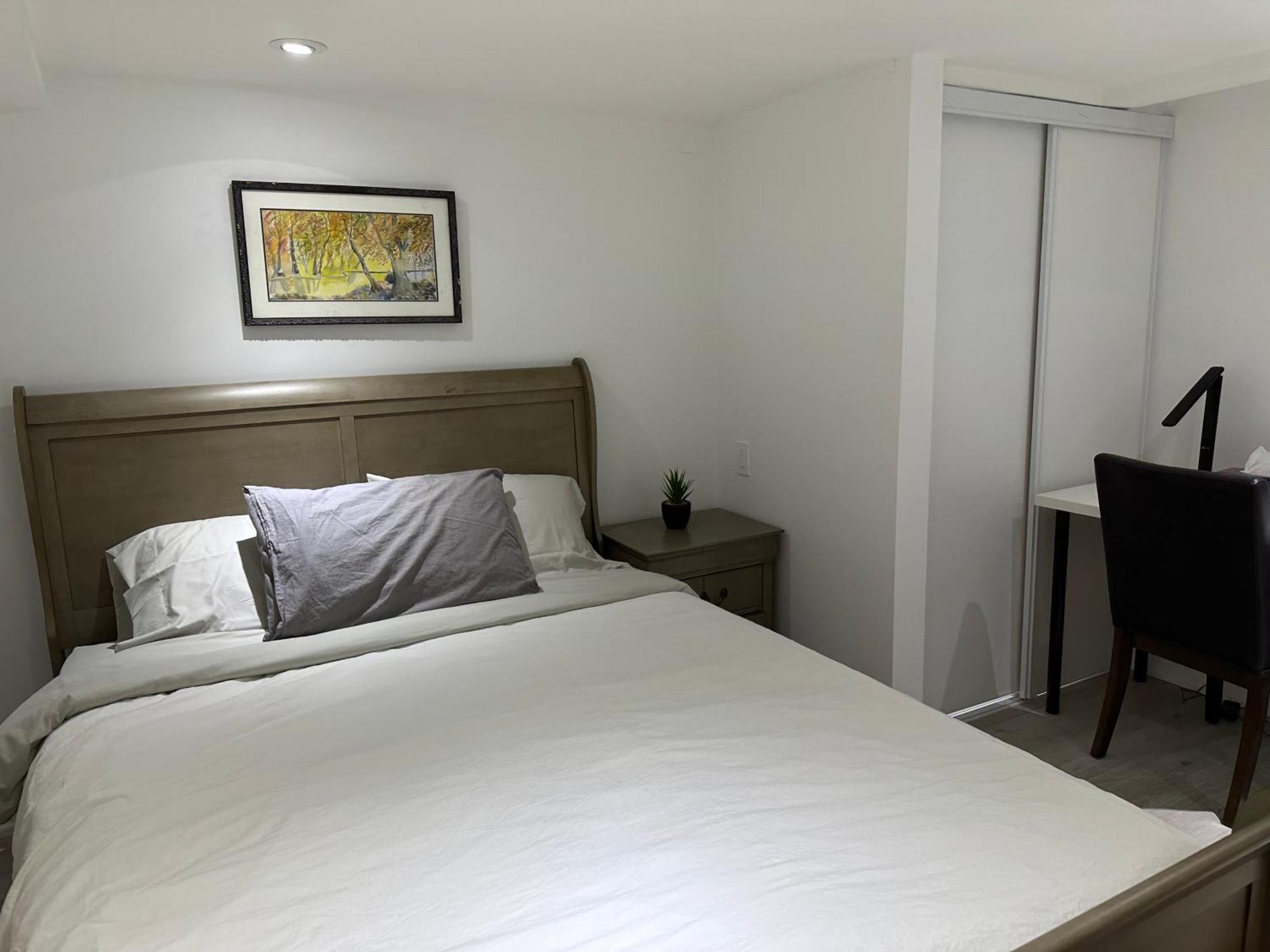 Double Bedroom On Up Or 3 Bedrooms In Basement Near Eglinton Subway Station 多伦多 外观 照片