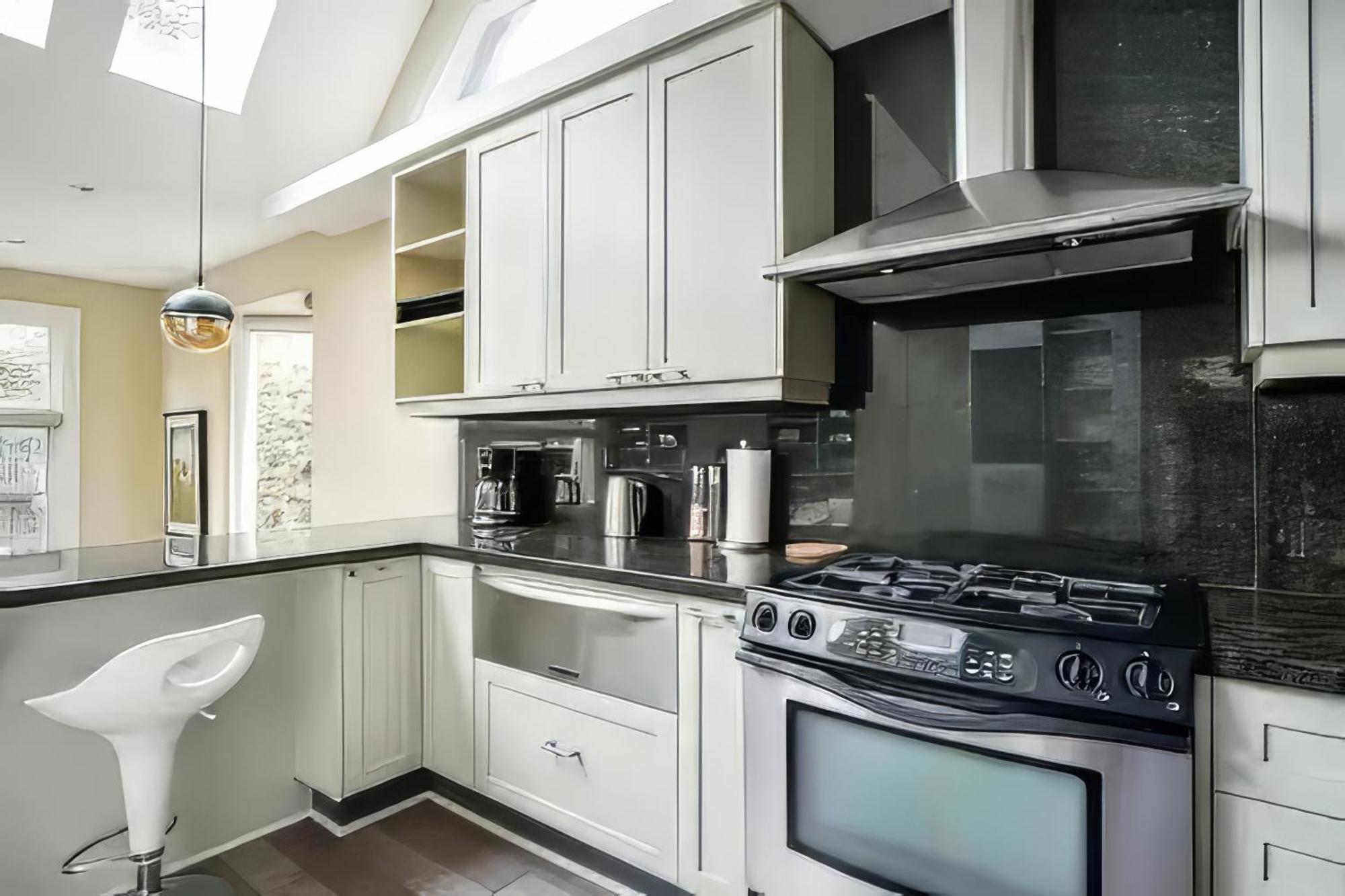 Double Bedroom On Up Or 3 Bedrooms In Basement Near Eglinton Subway Station 多伦多 外观 照片