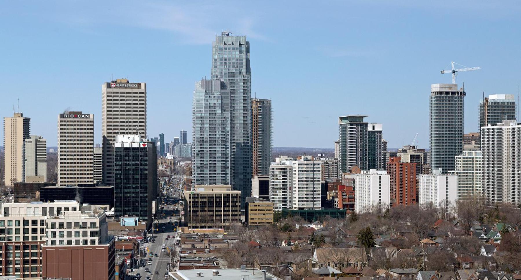 Double Bedroom On Up Or 3 Bedrooms In Basement Near Eglinton Subway Station 多伦多 外观 照片